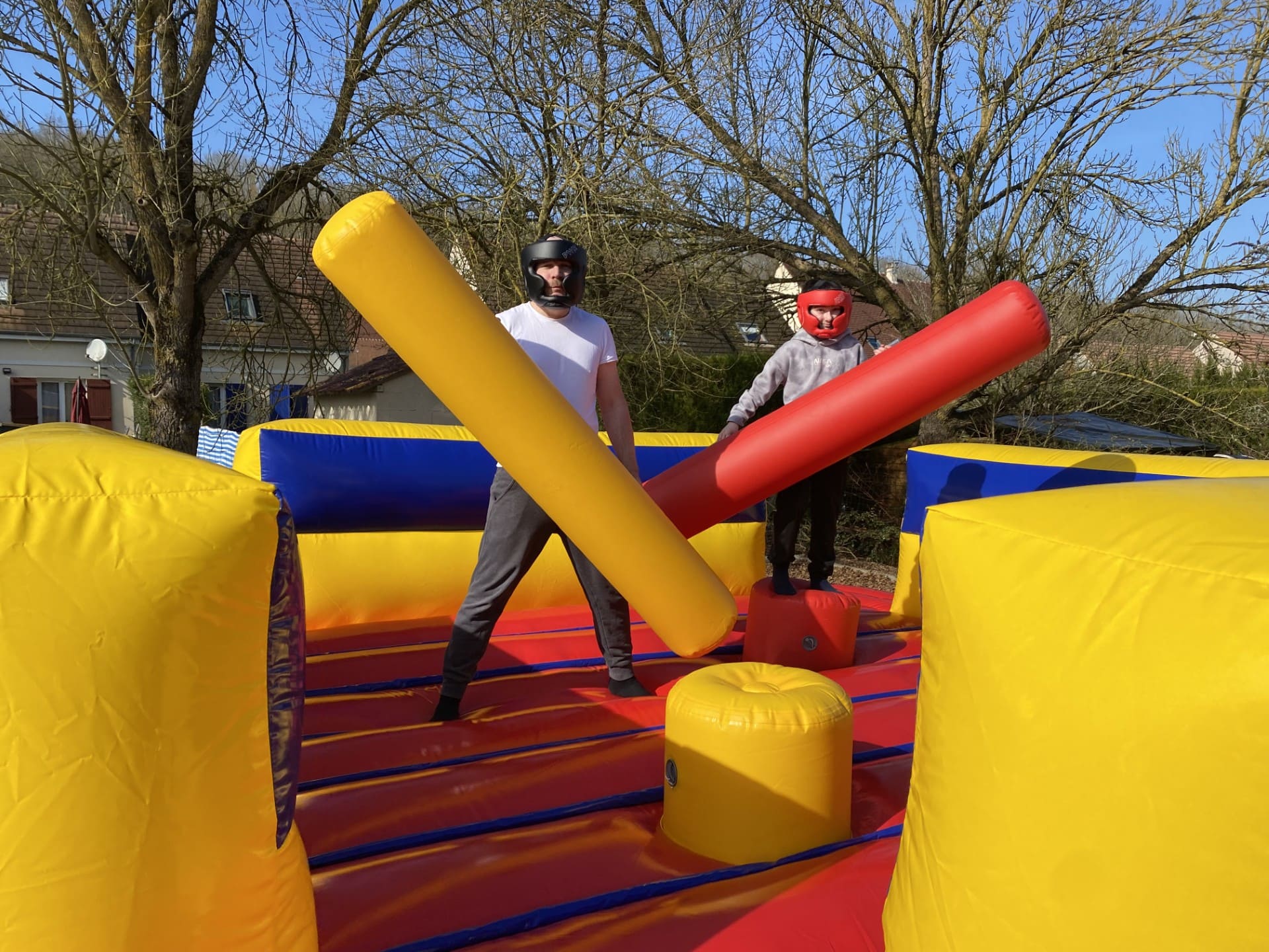 Ensemble De Jeu De Gladiateur Gonflable – Kit De Combat Outdoor Pour Adultes Et Enfants, Avec 2 Bâtons Et 2 Tapis, Idéal Pour Anniversaires Et Fêtes
